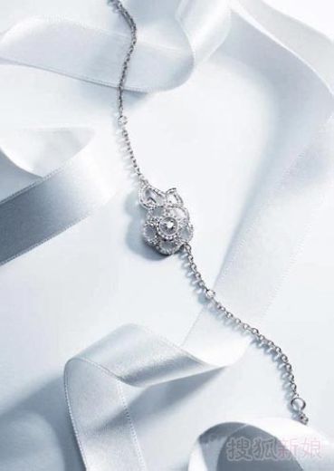 Chanel冬季高级珠宝 冰雪中盛开的山茶花