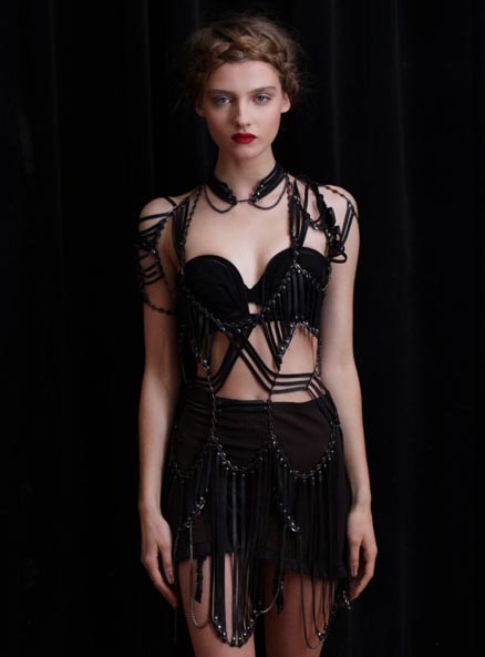 超模Amanda Norgaard演绎暗夜芭蕾 个性项链“穿”上身(图)