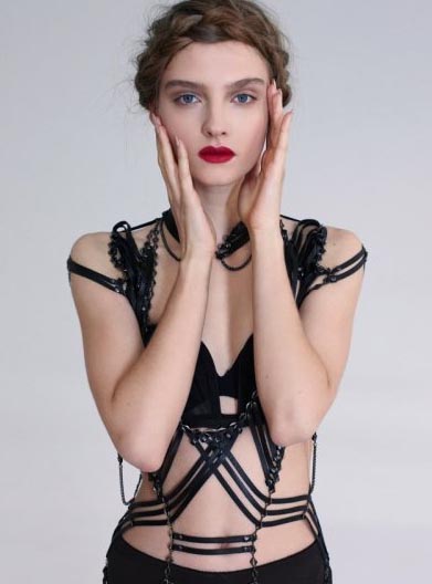 超模Amanda Norgaard演绎暗夜芭蕾 个性项链“穿”上身(图)