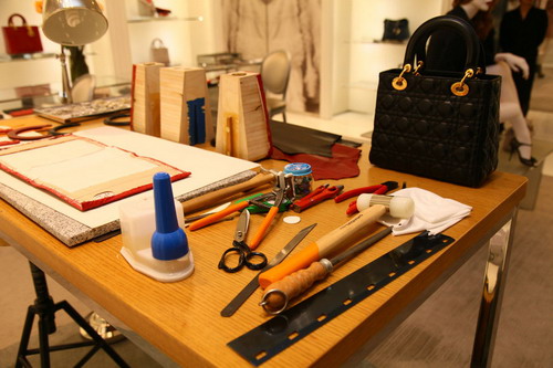 Dior手袋如何点化珍贵皮革