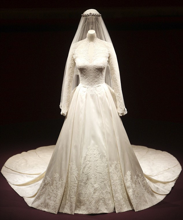 石狮维多利亚婚纱_维多利亚女王的婚纱(2)