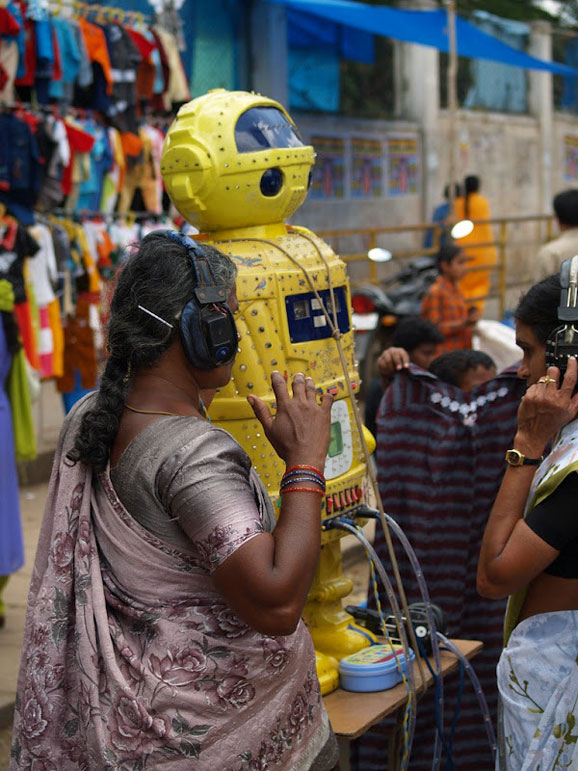 神奇印度 街头机器人高科技“算命”