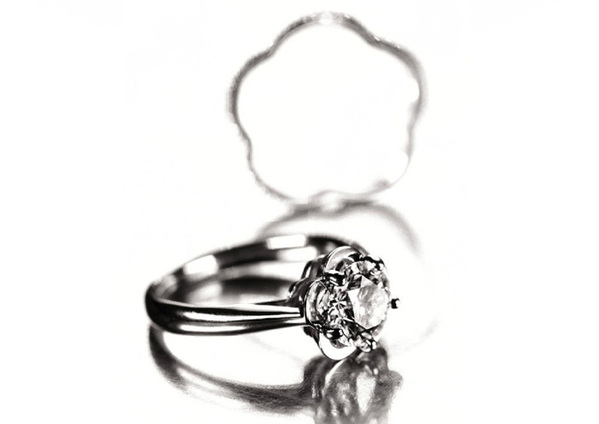 香奈儿高级珠宝婚戒广告：我们结婚吧！