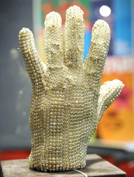 杰克逊生前物品拍卖 镶钻手套被拍40万美元